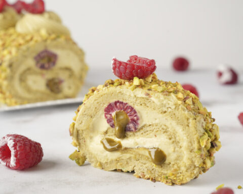 Bûche Roulée Pistache Framboises - Les Recettes de Vanessa