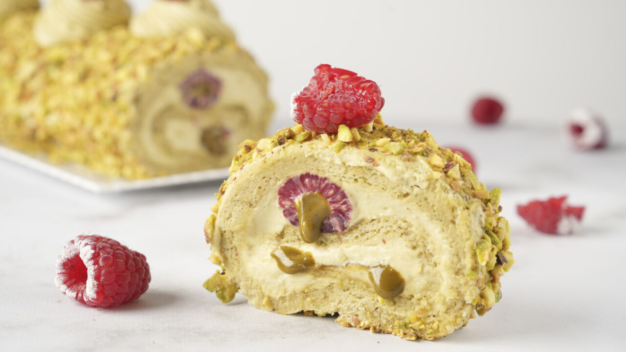 Bûche Roulée Pistache Framboises - Les Recettes de Vanessa